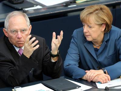 Wolfgang Schäuble und Angela Merkel im Bundestag. Schäuble warnt die Unionswähler, für die neue Anti-Euro-Partei Alternative für Deutschland zu stimmen. Foto: Wolfgang Kumm/Archiv
